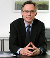 Prof. Dr. Jakob Rehof am Schreibtisch